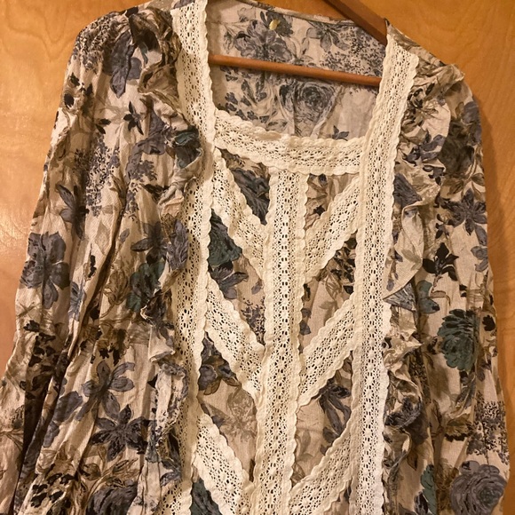 Floral Mountain Mama Size Small Top - Picture 3 of 8